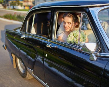 Mavi gökyüzüne ve bulutlara karşı tarlada metal su kulesi