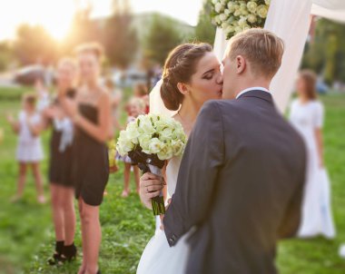 Mavi gökyüzüne ve bulutlara karşı tarlada metal su kulesi