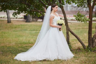 Mavi gökyüzüne ve bulutlara karşı tarlada metal su kulesi