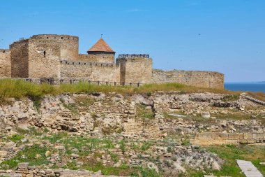 Dinyester Kalesi 'ne ve karşı kıyıya bakan Akkerman Kalesi' nin (Bilhorod-Dnistrovskyi Kalesi) duvarlarından bir manzara.