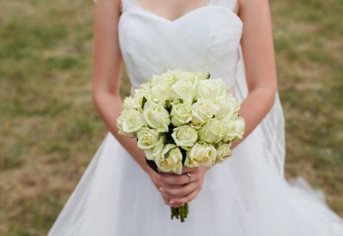 Mavi gökyüzüne ve bulutlara karşı tarlada metal su kulesi