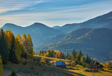 Dağların sonbahar manzarası renkli ormanlarla dolu.