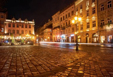 Sahil park parça turizm sezonu sonunda yağmurda.