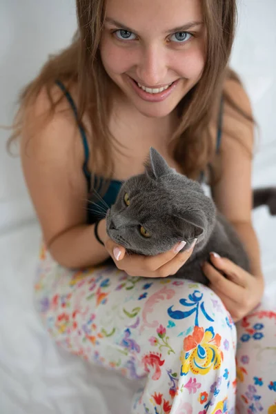 Junge Lächelnde Frau Mit Ihrer Britischen Kurzhaarkatze Bett — Stockfoto
