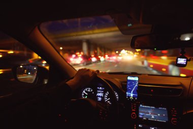 Geceleri şehirde navigasyonlu bir araba sürüyorum.