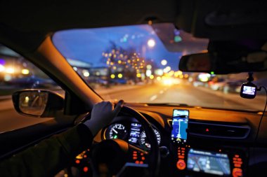 Geceleri şehirde navigasyonlu bir araba sürüyorum.