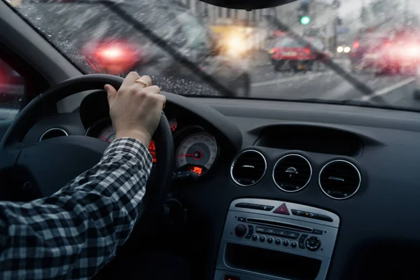 Driving Car City Streets Rainy Day lizenzfreie Stockfotos