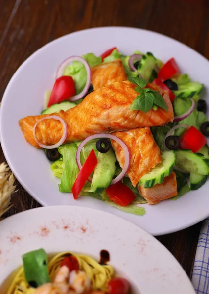 Delicious Grilled Salmon Served Salad lizenzfreie Stockbilder