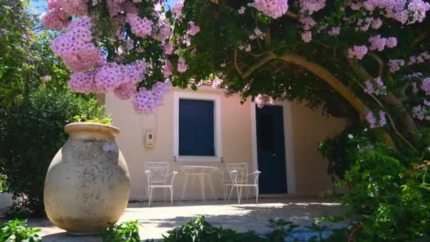 Rumah Yunani Dengan Bunga — Stok Video
