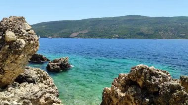 Deniz kıyısındaki kayalar