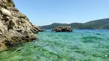 Deniz kıyısındaki kayalar