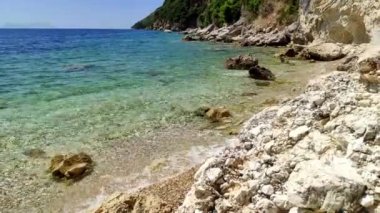 Deniz kıyısındaki kayalar
