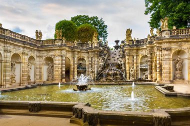 Dresden Almanya 'daki Zwinger Sarayı' ndaki Nymphenbad çeşmesi.