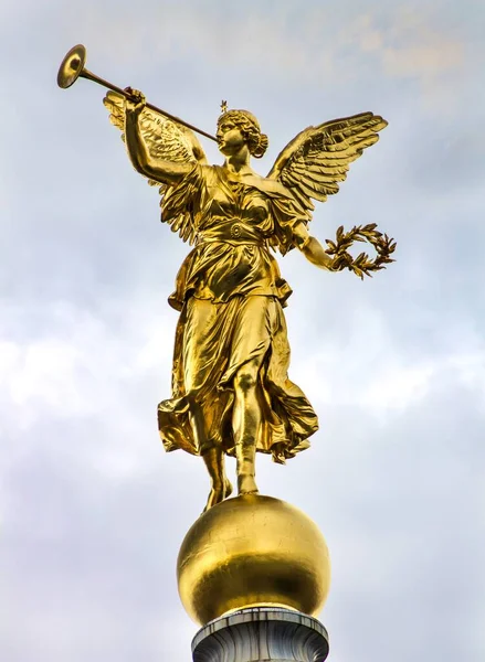 ドレスデン大学芸術大学のドームにある黄金の天使 — ストック写真