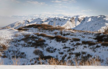 Karlı kayaların ve dağların kış manzarası