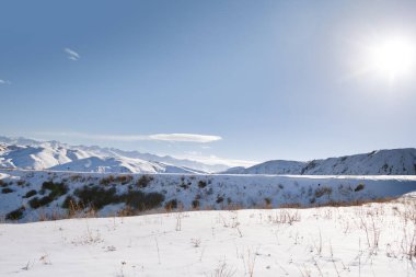 Karlı kayaların ve dağların kış manzarası