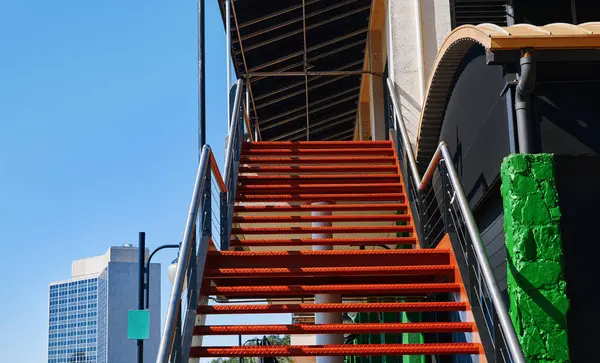 オフィスビル入口の空の階段 — ストック写真