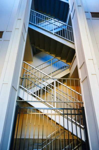 建物の中の金属製の階段 クローズアップ — ストック写真