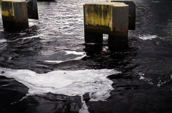 Kovové Konstrukce Vedle Mola Znečištěnou Vodou — Stock fotografie