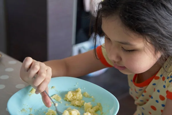 Mädchen Frühstücken Und Haferbrei Essen — Stockfoto