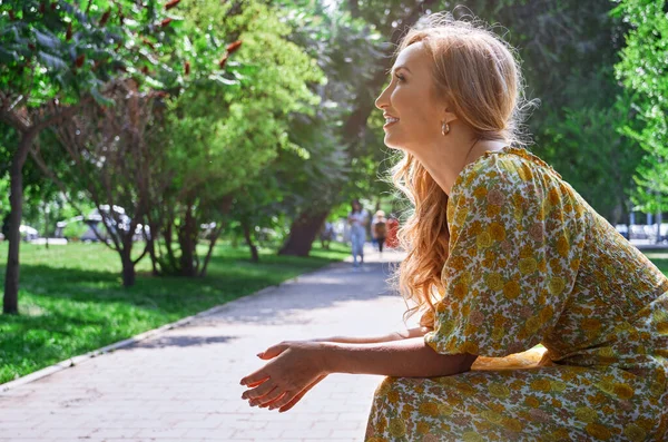 Happy Blonde Vrouw Ontspannen Een Openbaar Park — Stockfoto