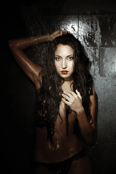 Młoda Kobieta Kabinach Prysznicowych — Zdjęcie stockowe