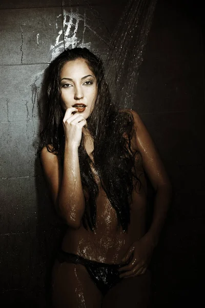 Młoda Kobieta Kabinach Prysznicowych — Zdjęcie stockowe