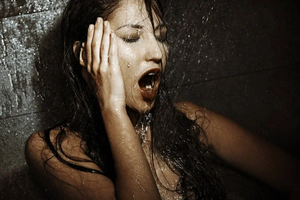 シャワーキャビンの若い女性 — ストック写真