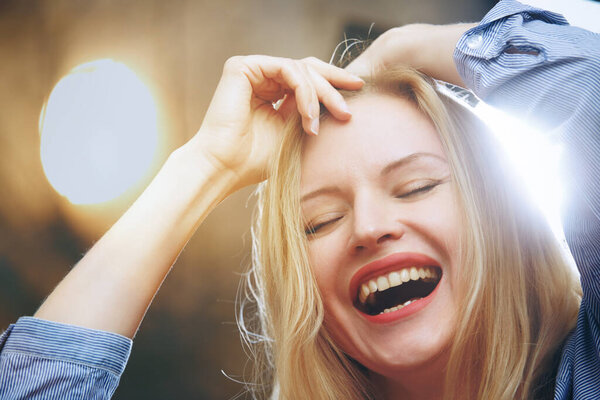 Беззаботная блондинка веселится и танцует