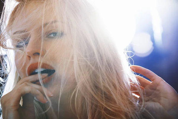 Vacker Blond Kvinna Med Långt Hår Och Finger Munnen — Stockfoto