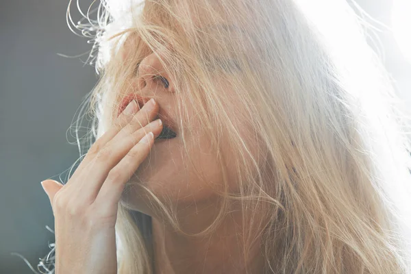 Όμορφη Ξανθιά Γυναίκα Μακριά Μαλλιά Που Βάζει Δάχτυλα Στο Στόμα — Φωτογραφία Αρχείου