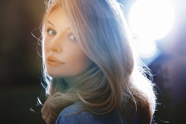 Vacker Blond Kvinna Med Långt Rufsigt Hår — Stockfoto