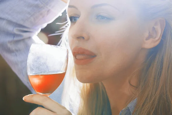 ケアフリーブロンド女性試飲と飲みワインでザ パーティー — ストック写真