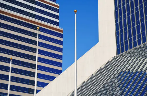 现代摩天大楼映衬着明亮的蓝天 图库图片