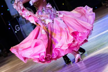 Dans yarışmasında dans eden çift.