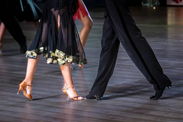 Пара Танцующих Латинских Танцев Танцполе — стоковое фото