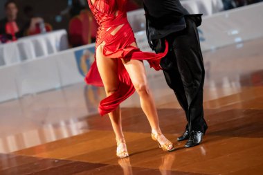Bir çift Latin dansı yapar. Dans eden bir çiftin bacakları. 