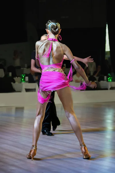 Zarif Seksi Dansçı Latin Dansı Yapar — Stok fotoğraf