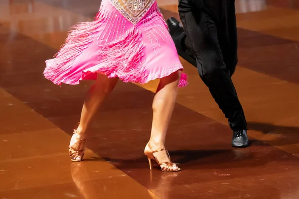 Pár Tančí Latinský Tanec Nohy Tančícího Páru — Stock fotografie