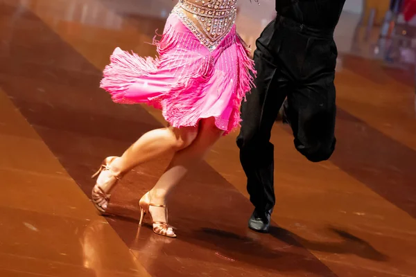 Pár Tančí Latinský Tanec Nohy Tančícího Páru — Stock fotografie