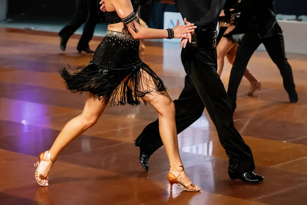 一对舞伴跳拉丁舞 一对跳舞的夫妇的腿 — 图库照片