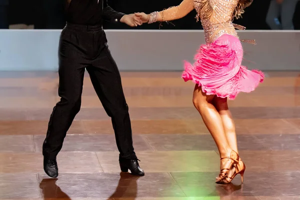 ラテンダンスを踊るカップル ダンスカップルの脚は — ストック写真
