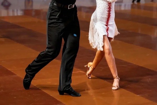 Ένα Ζευγάρι Χορεύει Ένα Λατινικό Χορό Πόδια Ενός Ζευγαριού Που — Φωτογραφία Αρχείου