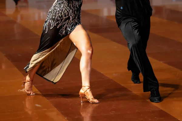 Ένα Ζευγάρι Χορεύει Ένα Λατινικό Χορό Πόδια Ενός Ζευγαριού Που — Φωτογραφία Αρχείου
