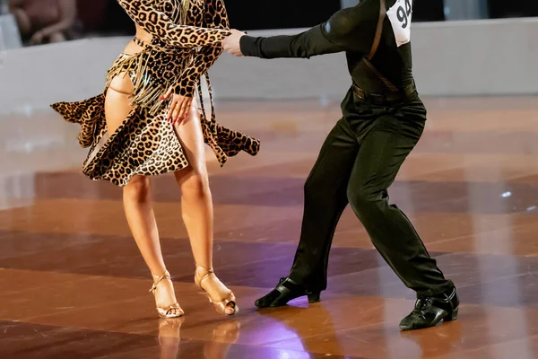 Una Pareja Baila Baile Latino Las Piernas Una Pareja Baile — Foto de Stock