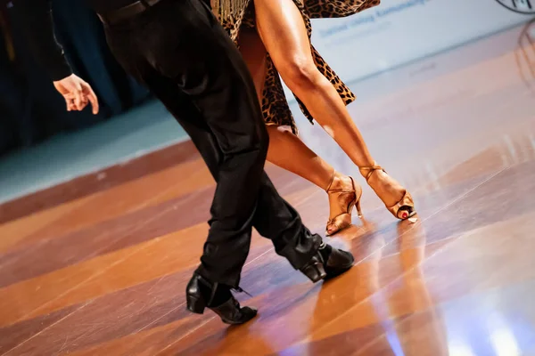 Bir Çift Latin Dansı Yapar Dans Eden Bir Çiftin Bacakları — Stok fotoğraf