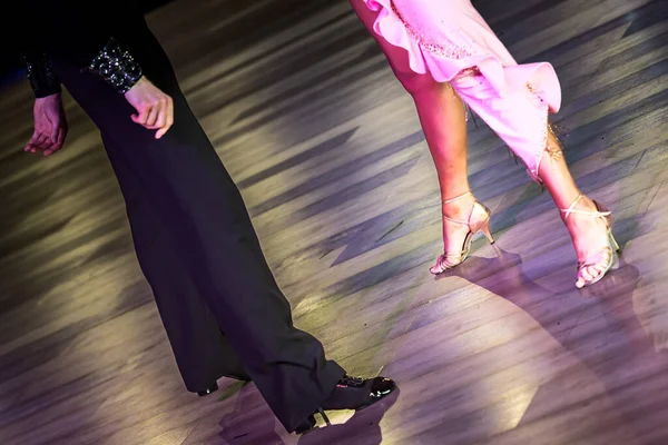 ダンスフロアでラテンダンスを踊るカップル — ストック写真