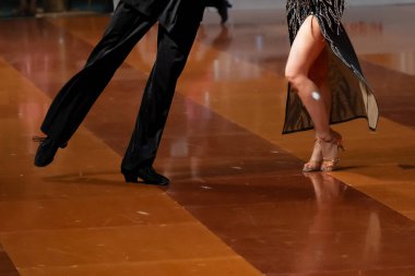 Bir çift Latin dansı yapar. Dans eden bir çiftin bacakları. 