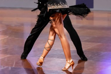 Bir çift Latin dansı yapar. Dans eden bir çiftin bacakları. 