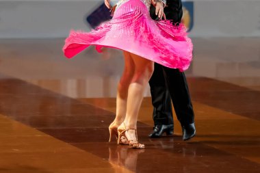 Bir çift Latin dansı yapar. Dans eden bir çiftin bacakları. 